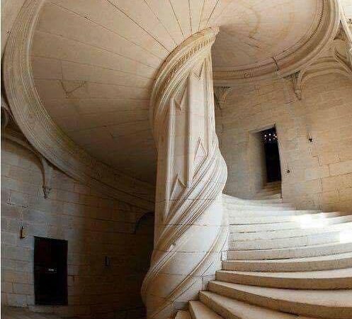 Una escalera de caracol diseñada por Leonardo Da Vinci en el año 1516,  en el Castillo de Chambord, Valle de Loire, Francia.