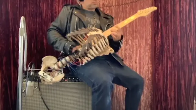 Transforma el esqueleto de su tío en una guitarra que utiliza en sus conciertos de heavy metal. 3 transforma el esqueleto de su tio en una guitarra que utiliza en sus conciertos de heavy metal