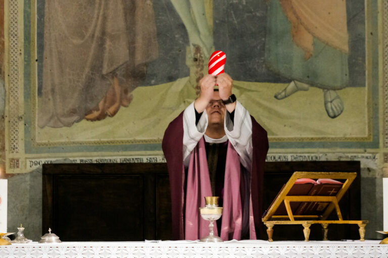 Arrestan A Un Sacerdote Por Gastarse 40000 Dolares De Su Iglesia En Candy Crush Y Otros Juegos