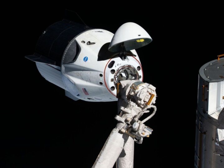 estafa a una mujer haciendose pasar por un astronauta que necesita dinero para volver a la tierra