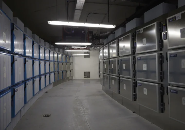 Denuncia la desaparición de su mujer, identifica su cadáver y tres días después de la incineración se la encuentra viva. 3 denuncia la desaparicion de su mujer identifica su cadaver y tres dias despues de la incineracion se la encuentra viva