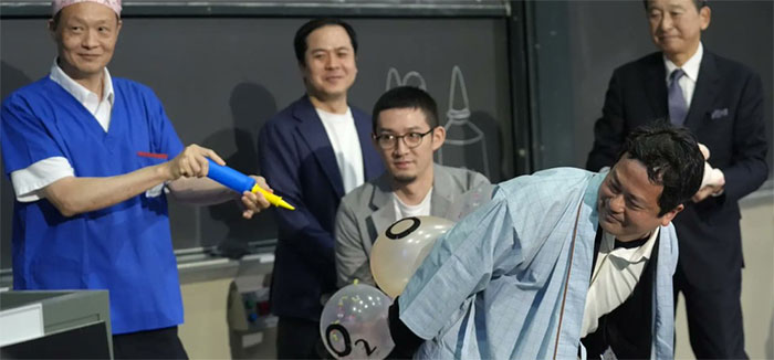 Científicos japoneses ganan el premio Nobel por sus investigaciones sobre la respiración por el ano. 3 cientificos japoneses ganan el premio nobel por sus investigaciones sobre la respiracion por el ano