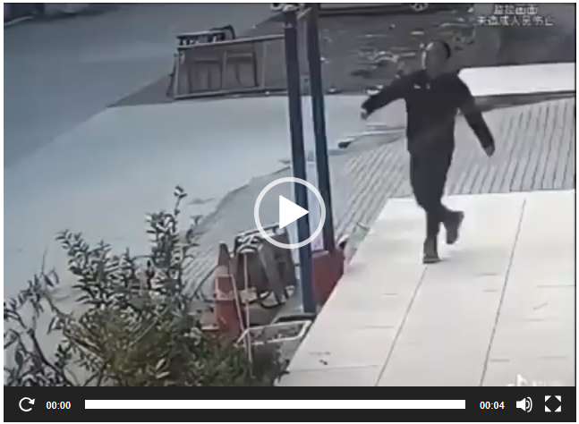 El Impulso Masculino De Colgarse De Cualquier Barra A La Vista