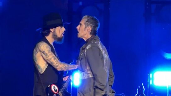 El Vocalista De Janes Addiction Perry Farrell Ataca A Dave Navarro En Mitad De Un Concierto