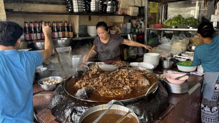 Hay una familia que lleva 45 años hirviendo la misma sopa a la que van añadiendo nuevos ingredientes. 1 Hay Una Familia Que Lleva 45 Anos Hirviendo La Misma Sopa A La Que Van Anadiendo Nuevos Ingredientes