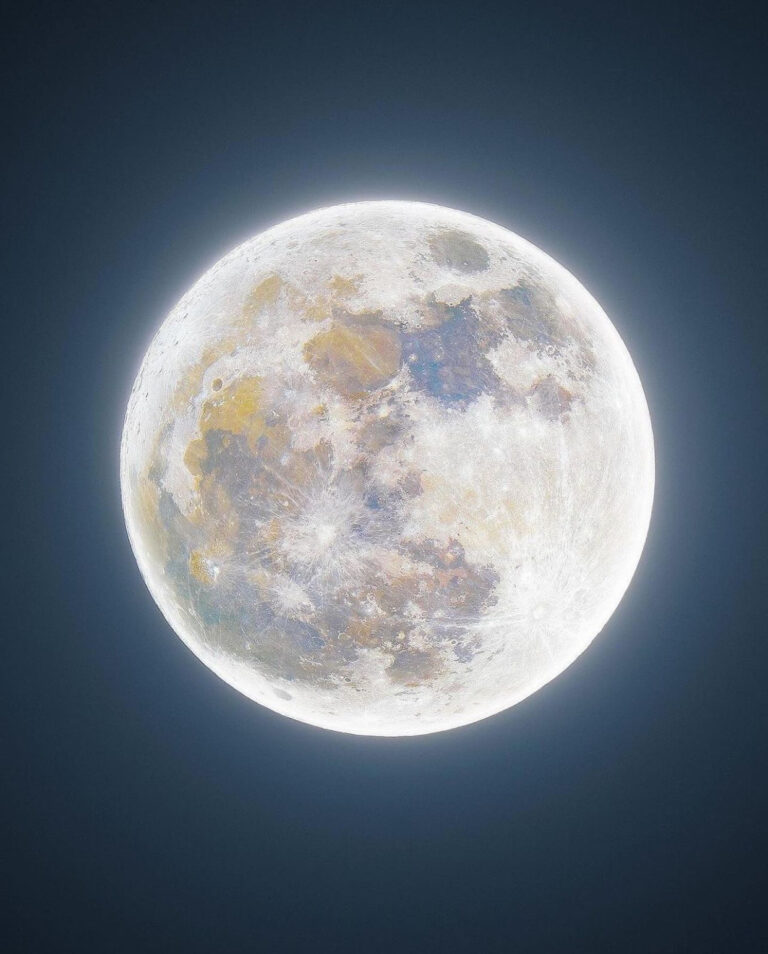 La Luna Nomas Por Que Si