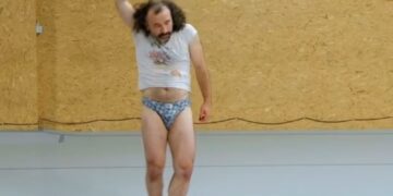 Performance De Arte Contemporaneo En Tictac Centre De Bruselas