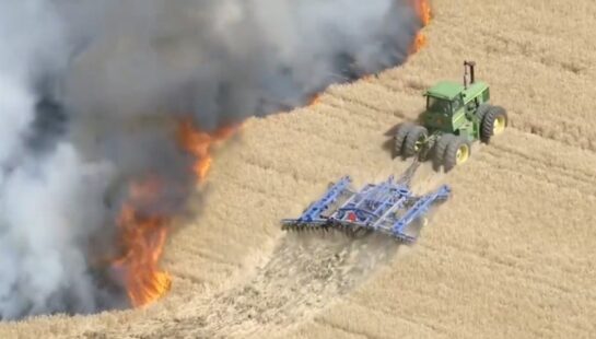 Un Granjero Eric Howard Intenta Salvar Un Campo De Un Incendio En El Condado De Weld Colorado