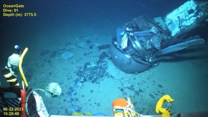 un par de videos del submarino titan en el fondo del oceano