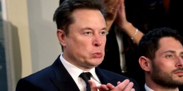 Demandan a Elon Musk por andar regalando dinero a votantes en Estados Unidos