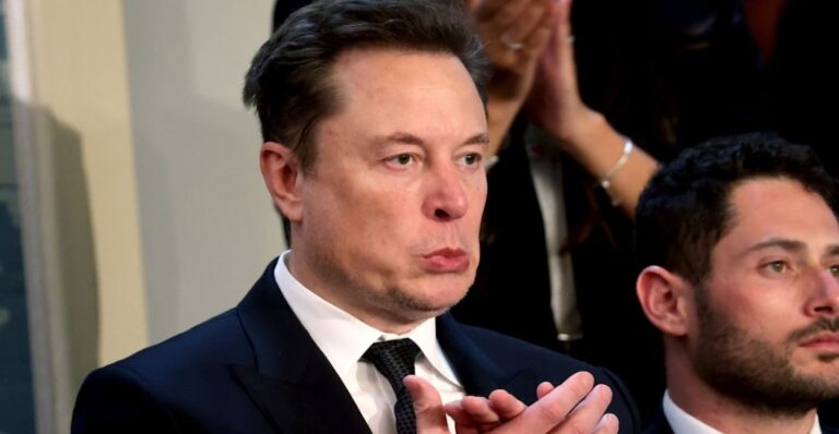 Demandan a Elon Musk por andar regalando dinero a votantes en Estados Unidos