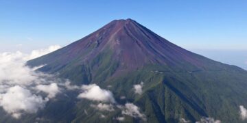 El Monte Fuji sigue sin nieve en su cima, rompiendo récords previos y alertando a los expertos