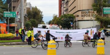 Ciclistas atónitos en Reforma: Hombre pierde la vida, mientras su hermano ruega por ayuda