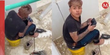 Joven simula sonidos de trabajo mientras juega con su celular | VIDEO