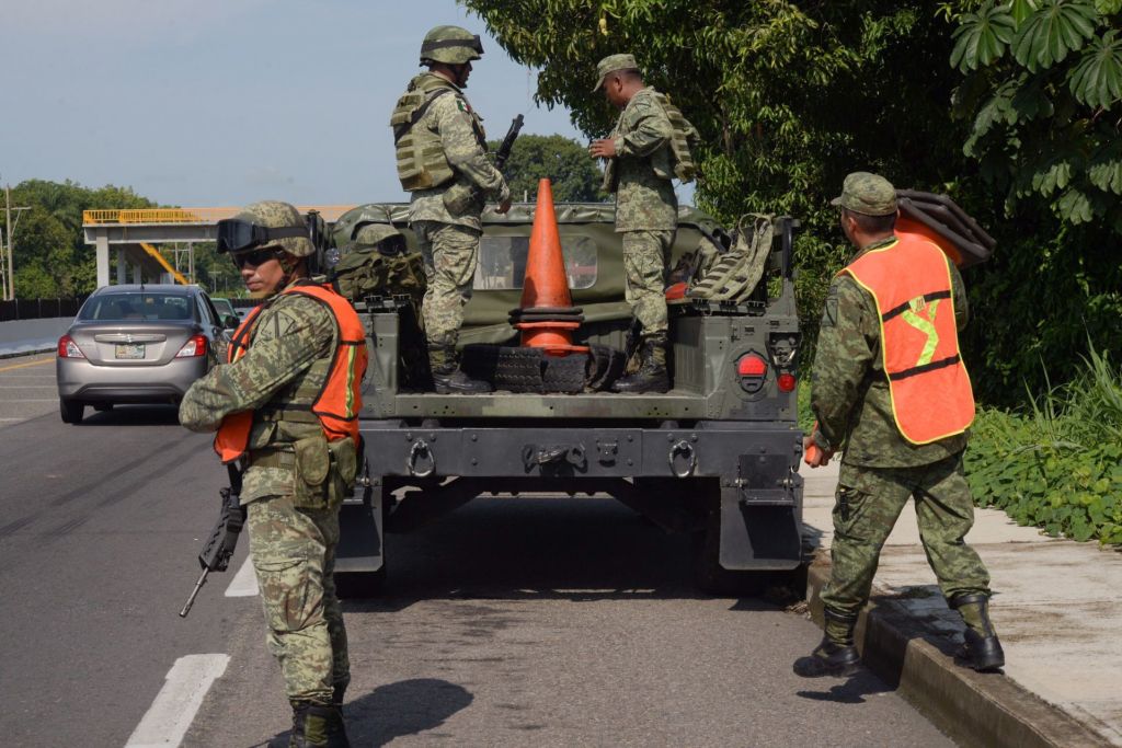 TAPACHULA CHIAPAS 08JUNIO2019 Los retenes del Instituto Nacional de Migración continúan en las entradas y salidas del municipio resguardados por elementos del ejército marina y policía federal Detienen autobuses transporte público y autos con placas de Guatemala Algunos elementos del ejercito mantienen un retén antes de llegar al Puente El Manguito y reducen la carretera a un carril