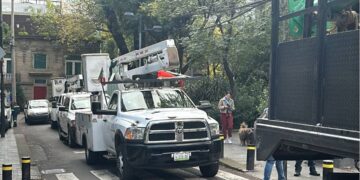 Tráiler deja sin luz teléfono e internet a la colonia Roma Norte tras derribar postes