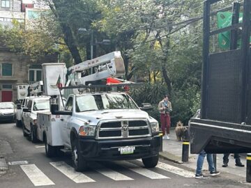 Tráiler deja sin luz teléfono e internet a la colonia Roma Norte tras derribar postes