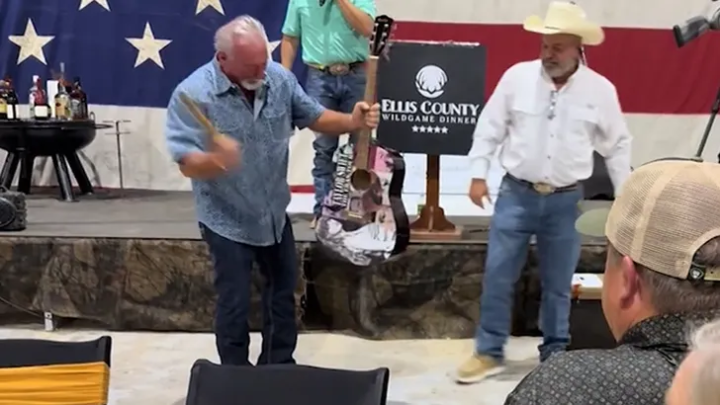 Hombre compra guitarra autografiada de Taylor Swift y la destruye a martillazos. 3 hombre compra guitarra autografiada de taylor swift y la destruye a martillazos