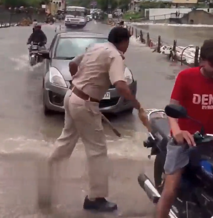 La Policia India No Se Anda Con Mamadas