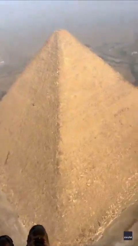 Un parapentista sobrevuela la pirámide de Keops y se encuentra a un perro en la cima. 1 Un Parapentista Sobrevuela La Piramide De Keops Y Se Encuentra A Un Perro En La Cima