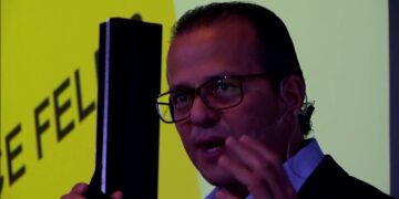 ¡La salud debe ser una inversión, no un gasto! | Carlos Estrada | TEDxUExternadoSalon