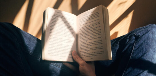 ¿El peor ladrón del mundo? Entra en una casa, se topa con un libro interesante, se distrae leyendo y la policía llega para detenerle. 4 ¿el Peor Ladron Del Mundo Entra En Una Casa Se Topa Con Un Libro Interesante Se Distrae Leyendo Y La Policia Llega Para Detenerle