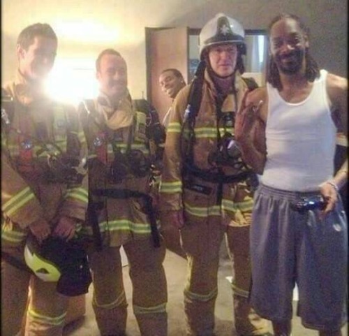 Los bomberos fueron a apagar un incendio en una habitación de hotel pero sólo era Snoop Dogg fumando Mota.