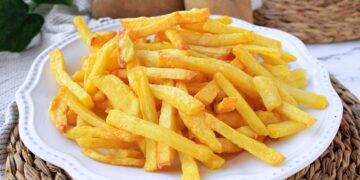 La nueva moda de meterse patatas fritas por el culo que arrasa en Internet.