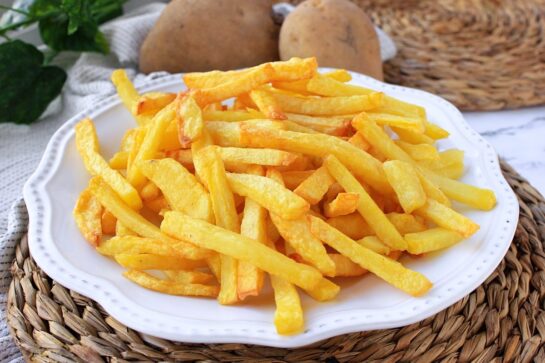 La nueva moda de meterse patatas fritas por el culo que arrasa en Internet.