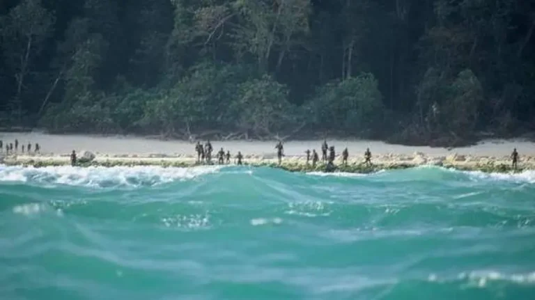Detenido Un Turista Por Dejar Una Coca Cola A La Tribu Mas Aislada Del Mundo En La Isla De Sentinel Del Norte