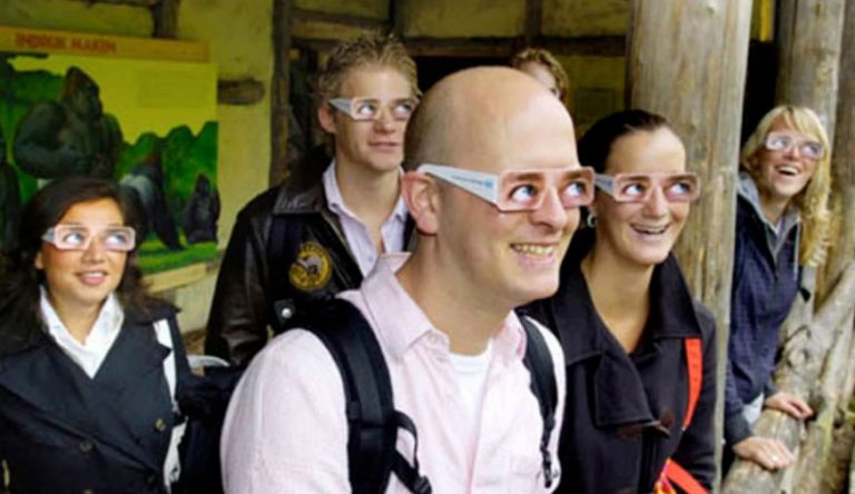 ¿Sabías que existen unos lentes diseñados para evitar el contacto visual con los gorilas? 1 ¿sabias Que Existen Unos Lentes Disenados Para Evitar El Contacto Visual Con Los Gorilas
