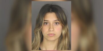 Detenida una trabajadora de un colegio acusada de enviar fotos íntimas a un menor... 36 Detenida Una Trabajadora De Un Colegio Acusada De Enviar Fotos Intimas A Un Menor