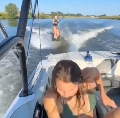 2 Girls 1 Boat