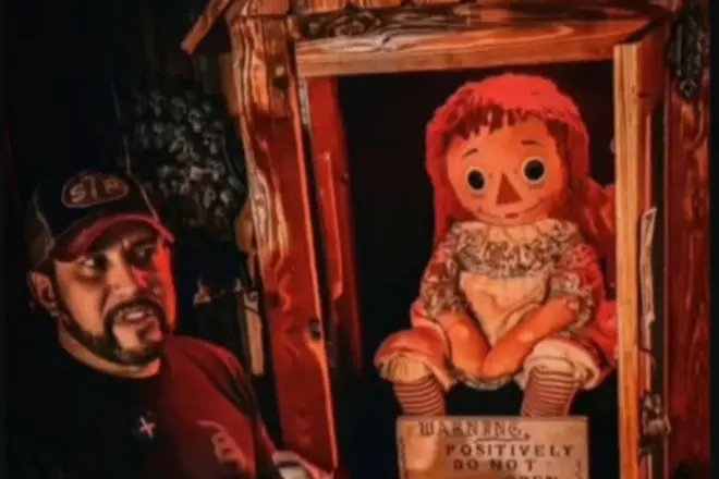 Muere el investigador paranormal Dan Rivera mientras realizaba una gira con la muñeca Annabelle. 3 muere el investigador paranormal dan rivera mientras realizaba una gira con la muneca annabelle