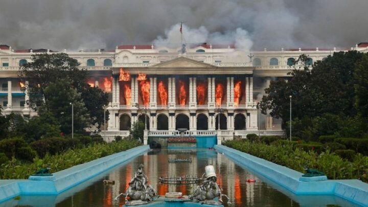 ¿Qué pasa en Nepal? Queman viva a esposa de ex primer ministro y arrastran a políticos en la calle...